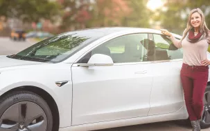 Motor-EV-Testimonial-Photo_Woman-with-EV