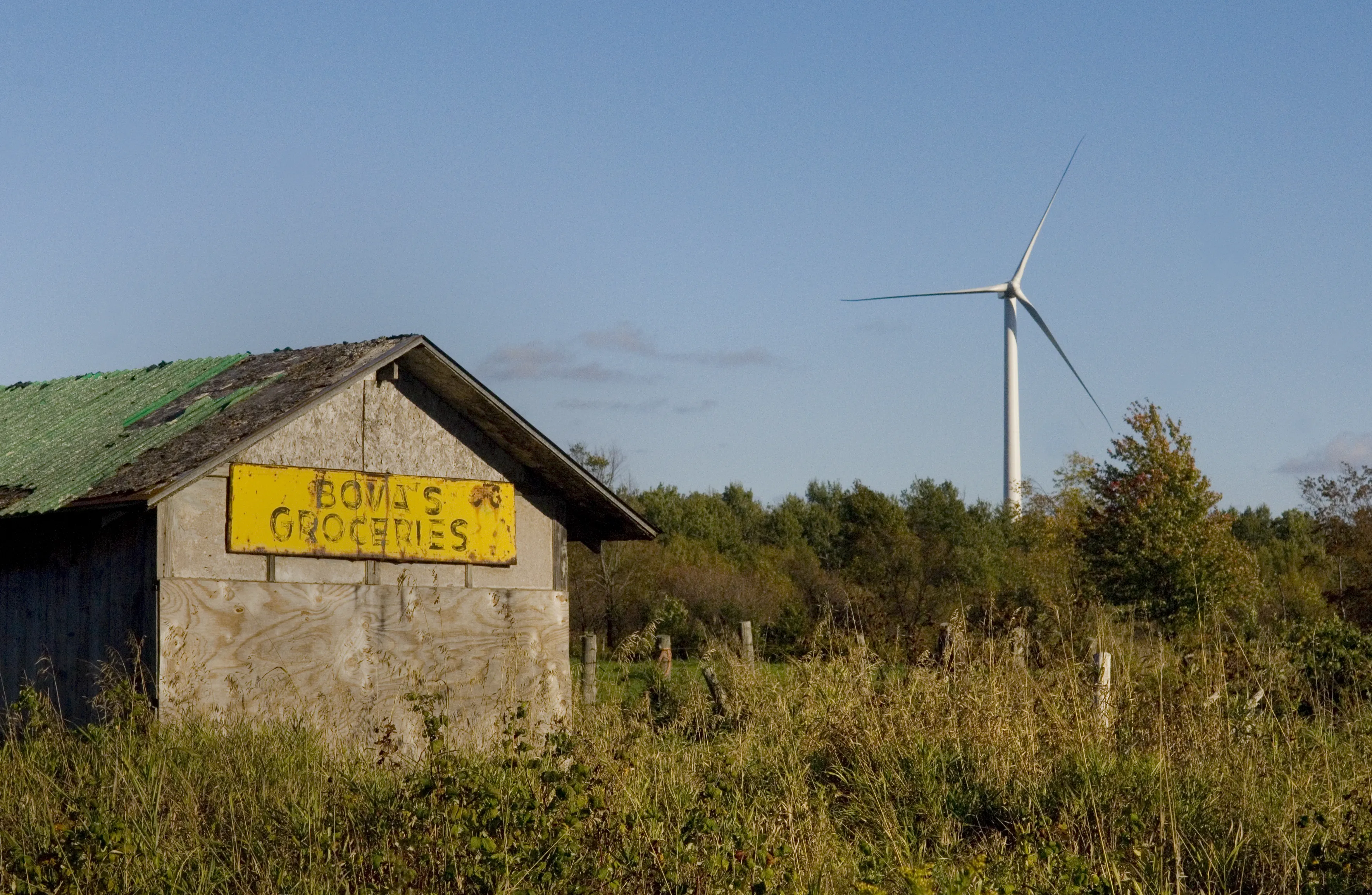 Clinton wind turbine with barn